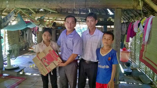Các thầy giáo trường THCS Lục Dạ đến thăm nhà, hỗ trợ và động viên học sinh đến trường