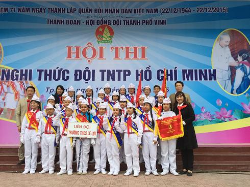 Toàn đội dự thi nghi thức Đội THCS Lê Lợi đoạt giải Nhất