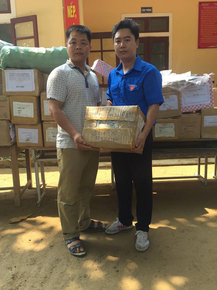 Thầy Hùng - Hiệu trưởng THCS Yên Tĩnh nhận hàng cứu trợ