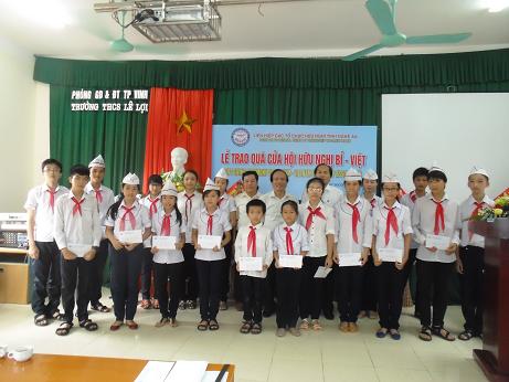 Nhận phần thưởng của Hội hữu nghị Bỉ - Việt