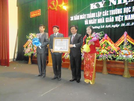 Trao Bằng khen của Thủ tướng Chính phủ cho Trường THCS Lê Lợi