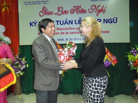 Chủ tịch Hội hữu nghị Việt - Pháp Nghệ An Lê Văn Ngọ trao hoa chúc mừng và cảm ơn tình nguyện viên Tiếng Pháp tại Nghệ An