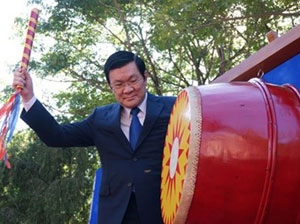 Chủ tịch nước Trương Tấn Sang đánh trống khai trường